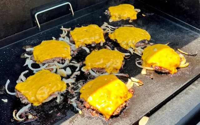 Co to smash burger? Odkryj sekrety idealnego burgera z grilla Co to smash burger? Odkryj sekrety idealnego burgera z grilla