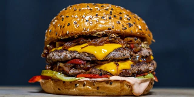 Jak zrobić dobrego hamburgera – sekrety idealnego smaku i składników Jak zrobić dobrego hamburgera – sekrety idealnego smaku i składników