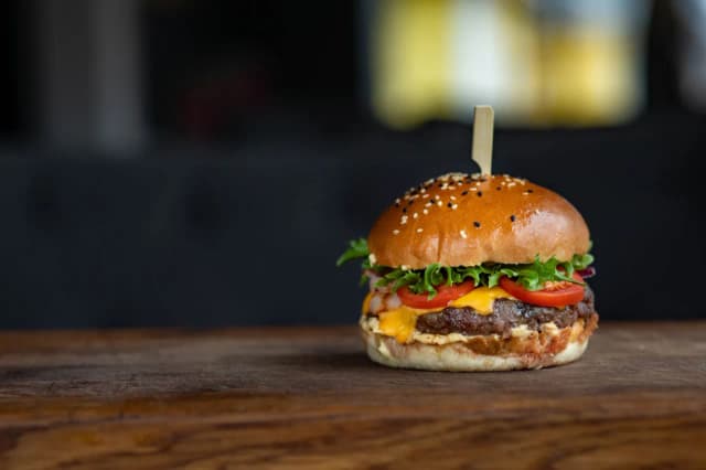 Ile kcal ma burger z burgerowni? Sprawdź, co naprawdę jesz! Ile kcal ma burger z burgerowni? Sprawdź, co naprawdę jesz!