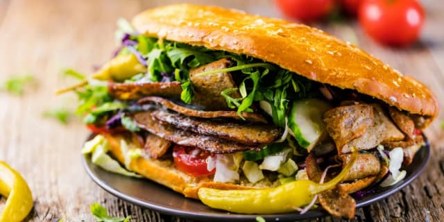 Ile kalorii ma kebab z wołowiny? Zaskakujące fakty o kaloriach Ile kalorii ma kebab z wołowiny? Zaskakujące fakty o kaloriach