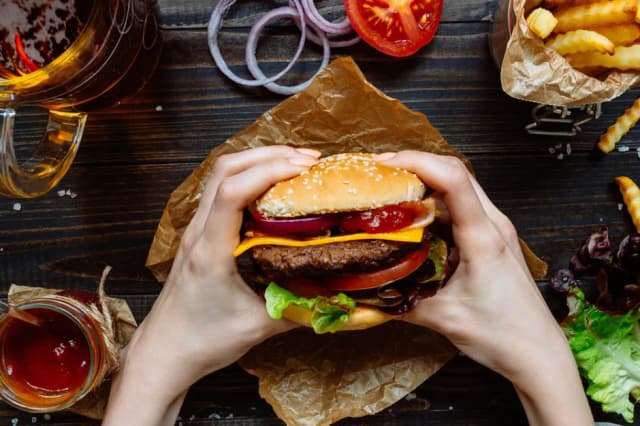 Z czym hamburgery? Odkryj najlepsze składniki i dodatki do burgerów Z czym hamburgery? Odkryj najlepsze składniki i dodatki do burgerów