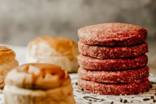 Ile smażyć burgera wołowego, aby był idealnie soczysty i smaczny Ile smażyć burgera wołowego, aby był idealnie soczysty i smaczny
