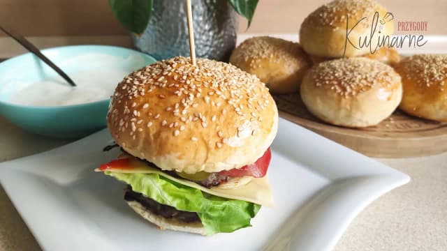 Jak podgrzać bułki do hamburgerów z Biedronki, by nie były twarde Jak podgrzać bułki do hamburgerów z Biedronki, by nie były twarde