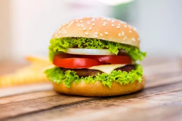 Ile kalorii ma hamburger? Zaskakujące informacje o wartościach odżywczych Ile kalorii ma hamburger? Zaskakujące informacje o wartościach odżywczych