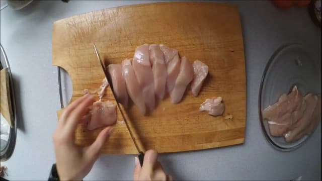 Jak pokroić filet z kurczaka - proste techniki, które musisz znać Jak pokroić filet z kurczaka - proste techniki, które musisz znać