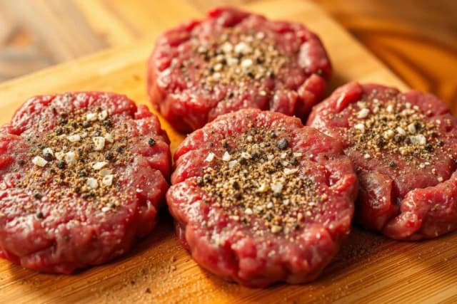 Jak doprawić wołowinę na burgery, by zaskoczyć smakiem? Jak doprawić wołowinę na burgery, by zaskoczyć smakiem?