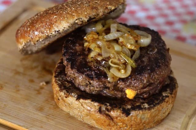 Jak przyprawić mięso do burgera, by zachwycić smakiem? Jak przyprawić mięso do burgera, by zachwycić smakiem?