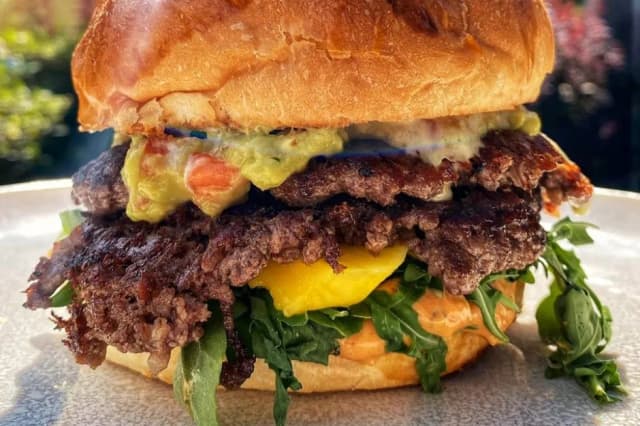 Czym się różni hamburger od cheeseburgera – poznaj kluczowe różnice Czym się różni hamburger od cheeseburgera – poznaj kluczowe różnice