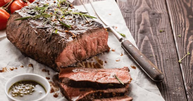 Ile piec wołowinę w piekarniku, aby była soczysta i miękka? Ile piec wołowinę w piekarniku, aby była soczysta i miękka?