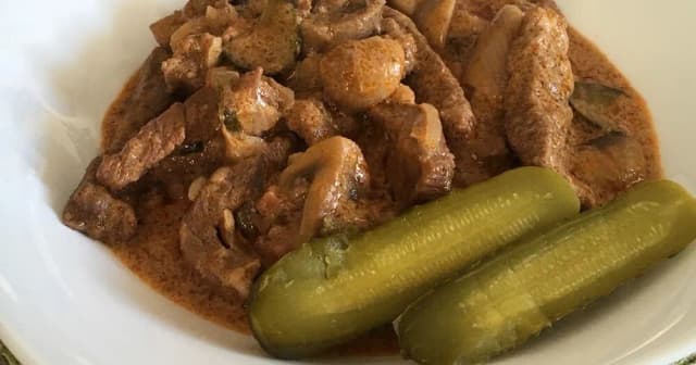 Jak kroić wołowinę na strogonowa, aby uzyskać idealny smak i teksturę Jak kroić wołowinę na strogonowa, aby uzyskać idealny smak i teksturę