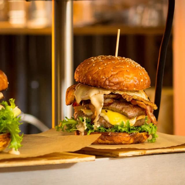 Co możemy znaleźć w burgerze? Odkryj składniki i warianty burgerów Co możemy znaleźć w burgerze? Odkryj składniki i warianty burgerów
