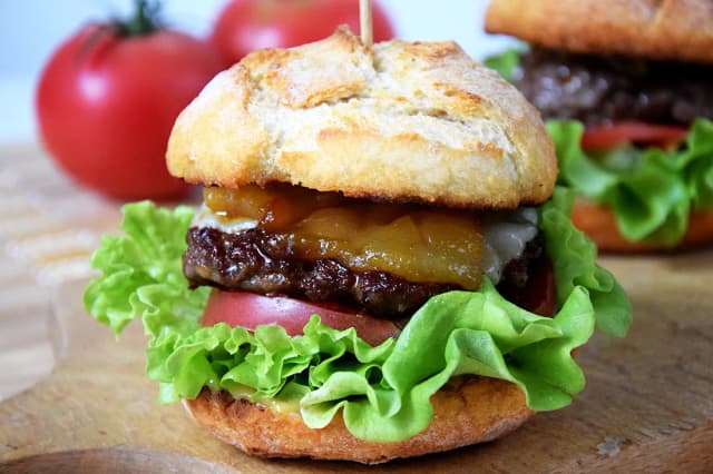 Jak zrobić idealny hamburger wołowy - przepisy i sekrety smaku Jak zrobić idealny hamburger wołowy - przepisy i sekrety smaku