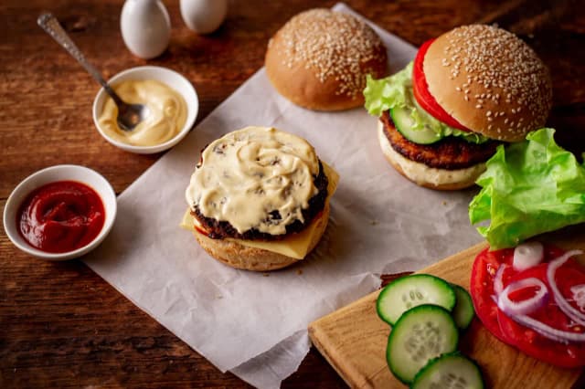 Jakie sosy do burgera: Odkryj wyjątkowe smaki i połączenia Jakie sosy do burgera: Odkryj wyjątkowe smaki i połączenia