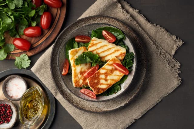 Halloumi co to jest? Poznaj smak, właściwości i zastosowania sera Halloumi co to jest? Poznaj smak, właściwości i zastosowania sera