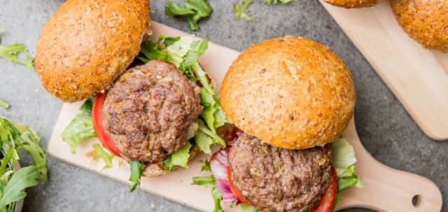 Na czym smażyć burgery? Najlepsze oleje dla doskonałego smaku Na czym smażyć burgery? Najlepsze oleje dla doskonałego smaku