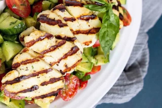 Co zrobić z serem halloumi - 5 pysznych przepisów, które zachwycą Co zrobić z serem halloumi - 5 pysznych przepisów, które zachwycą
