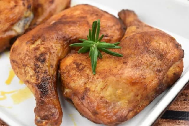 W jakiej temperaturze piec ćwiartki z kurczaka, by były soczyste? W jakiej temperaturze piec ćwiartki z kurczaka, by były soczyste?
