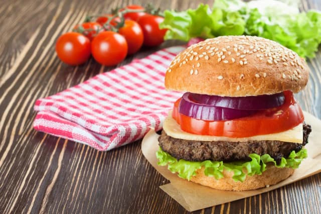 Jak zrobić domowe burgery - proste przepisy, które zachwycą smakiem Jak zrobić domowe burgery - proste przepisy, które zachwycą smakiem
