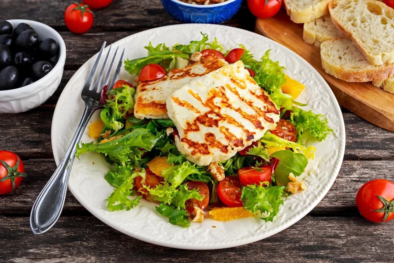 Grillowany ser halloumi z czym podawać - najlepsze połączenia smakowe Grillowany ser halloumi z czym podawać - najlepsze połączenia smakowe