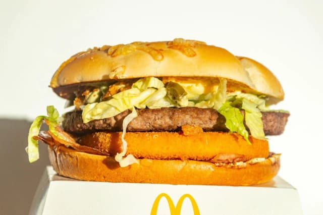 Jak zrobić burger drwala w domu - prosty przepis, który zachwyci Jak zrobić burger drwala w domu - prosty przepis, który zachwyci