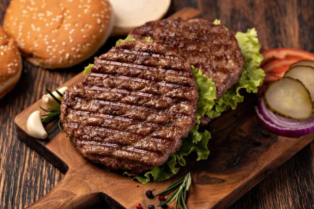 Jakie mięso do burgera? Odkryj najlepsze opcje i przepisy Jakie mięso do burgera? Odkryj najlepsze opcje i przepisy
