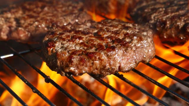 Jak idealnie smażyć wołowinę na burgery, by uniknąć wysuszenia Jak idealnie smażyć wołowinę na burgery, by uniknąć wysuszenia