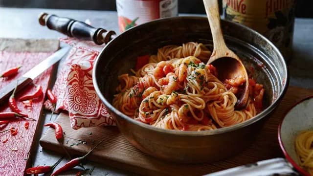 Pyszne spaghetti z krewetkami w sosie pomidorowym - prosty przepis Pyszne spaghetti z krewetkami w sosie pomidorowym - prosty przepis