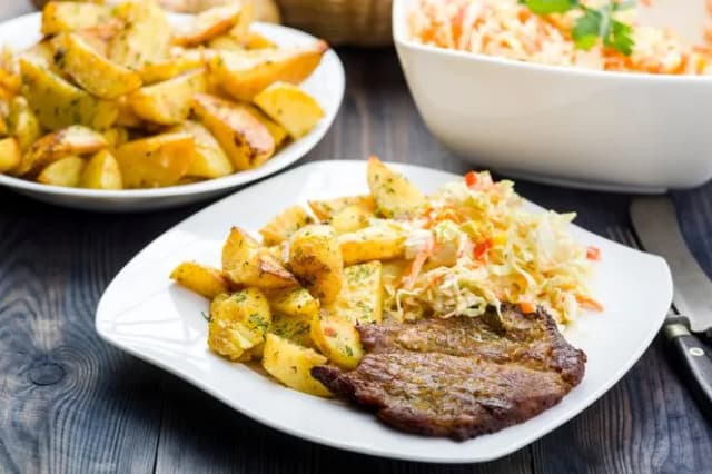 Idealne surówki do karkówki, które podkreślą smak mięsa Idealne surówki do karkówki, które podkreślą smak mięsa