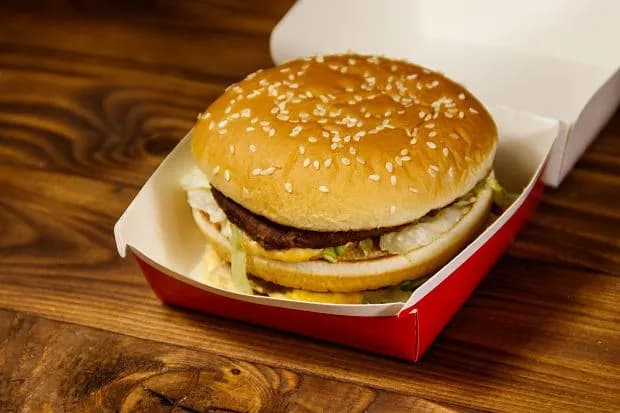 Od kiedy burger drwala? Poznaj datę i tajemnice tej kanapki Od kiedy burger drwala? Poznaj datę i tajemnice tej kanapki
