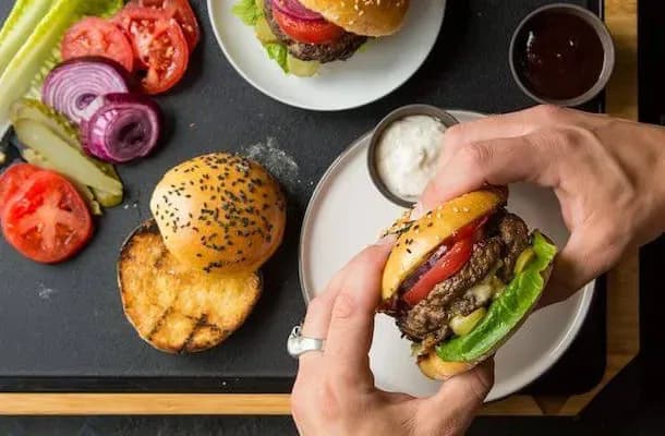Jaka wołowina na burgery? Odkryj najlepsze kawałki dla smaku Jaka wołowina na burgery? Odkryj najlepsze kawałki dla smaku