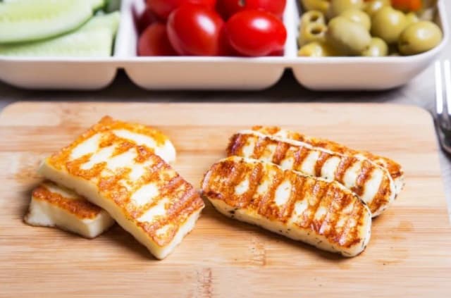 Co to jest ser halloumi? Odkryj jego smak i zastosowanie w kuchni Co to jest ser halloumi? Odkryj jego smak i zastosowanie w kuchni