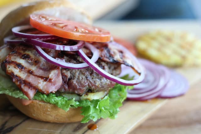 Jak się robi hamburgera - proste przepisy na idealnego burgera Jak się robi hamburgera - proste przepisy na idealnego burgera
