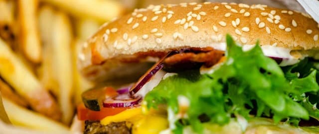 Ile kcal ma burger? Sprawdź, jakie kalorie kryją się w ulubionych burgerach Ile kcal ma burger? Sprawdź, jakie kalorie kryją się w ulubionych burgerach